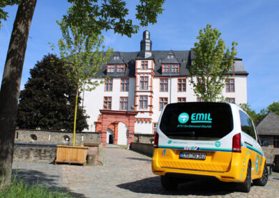 EMIL Idstein vor dem Idsteiner Schloss